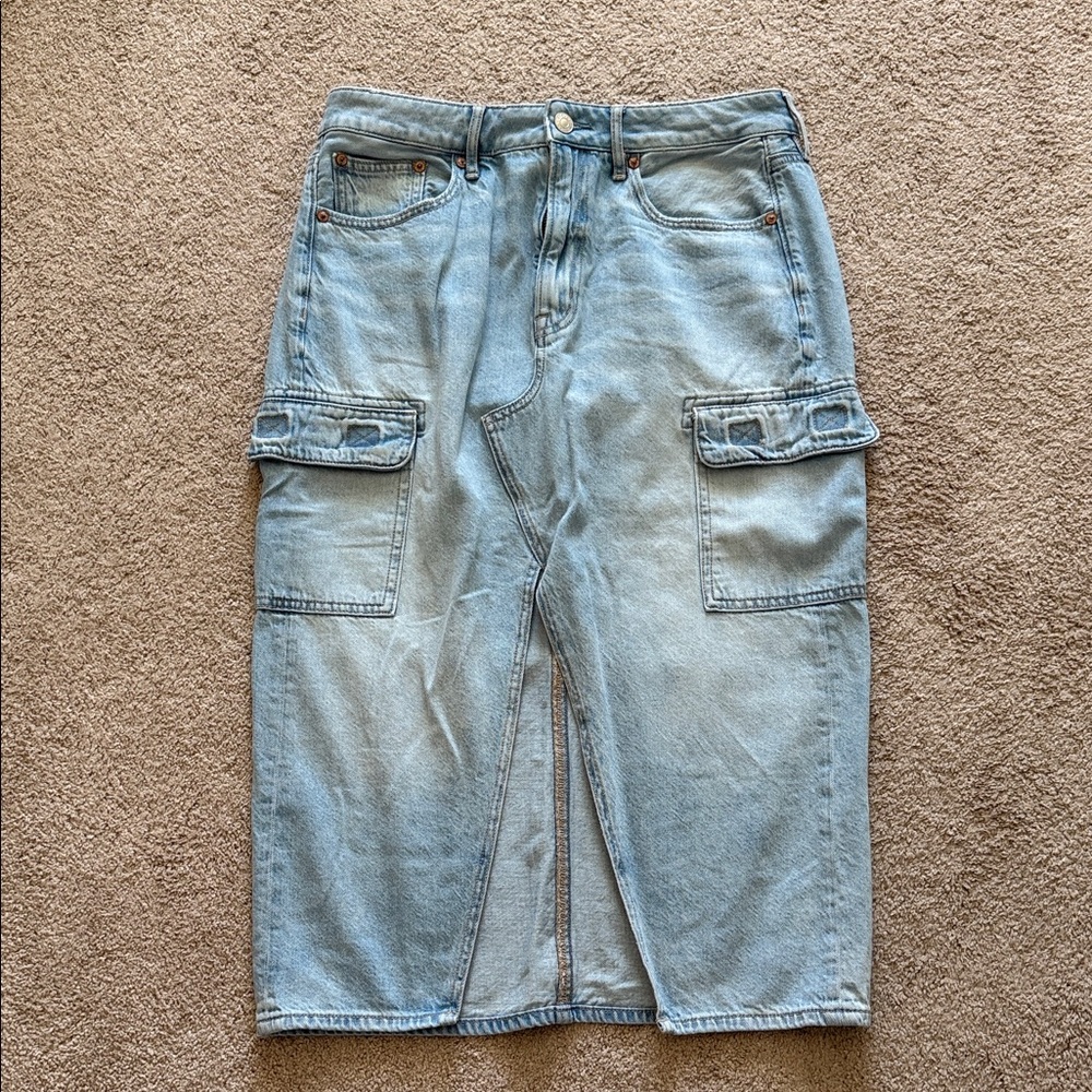 American Eagle Light Denim Skirt (size 6)